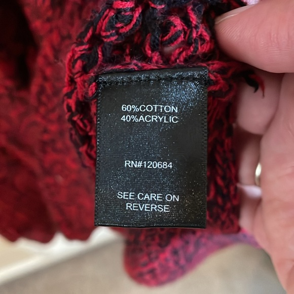 Cable knit red and black sweater - Picture 5 of 6